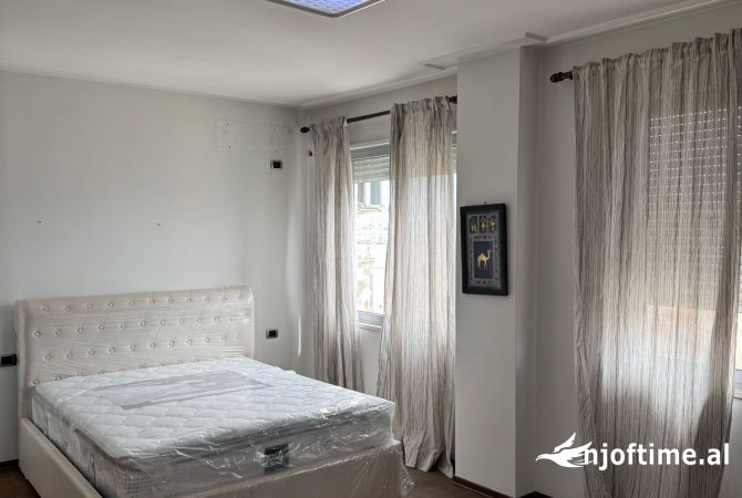 Shtepi me qera Apartament ne Tirane, 3+1, Mobilimi E mobiluar, Pagesa 650  Euro.