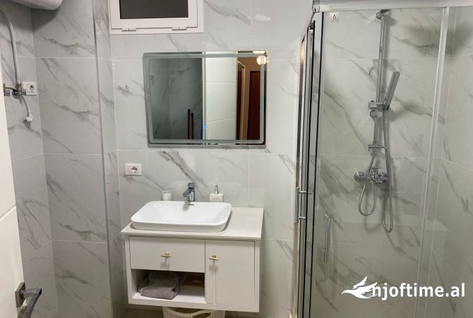 Shtepi me qera Apartament ne Tirane, 2+1, Mobilimi E mobiluar, Pagesa 550  Euro.