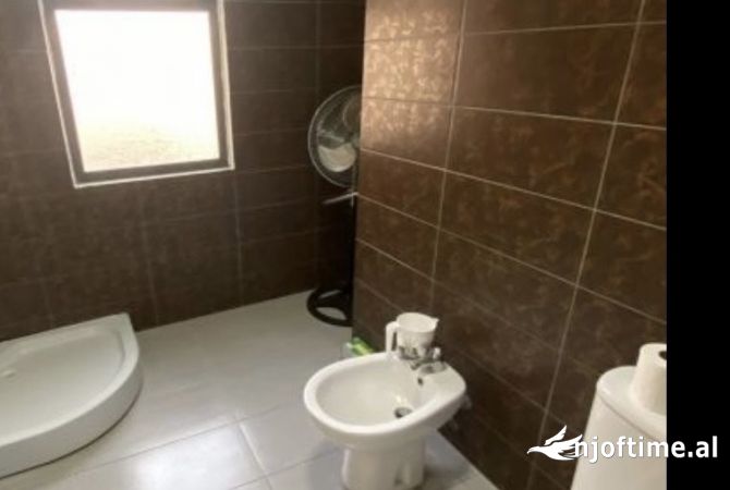 Shtepi ne shitje Apartament ne Tirane, 2+1, Mobilimi E mobiluar, Pagesa 135,000  Euro.