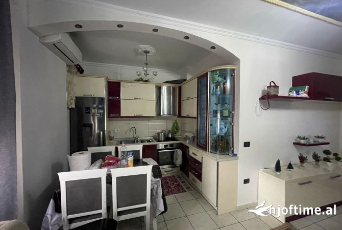 Shtepi ne shitje Apartament ne Tirane, 2+1, Mobilimi E mobiluar, Pagesa 125,000  Euro.
