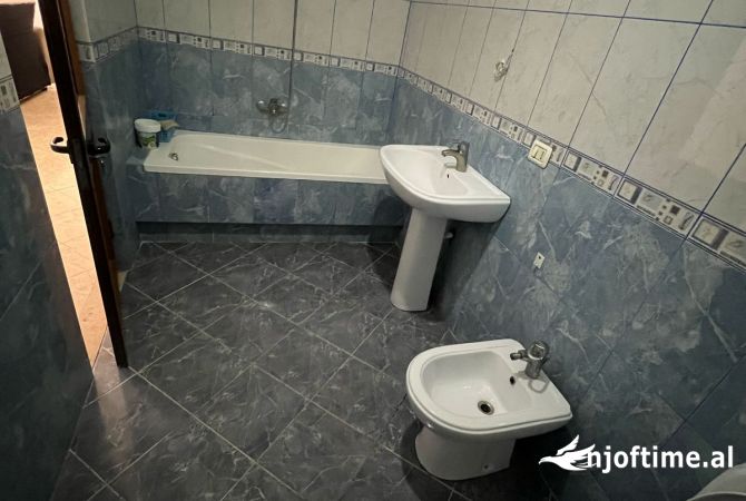 Shtepi me qera Apartament ne Tirane, 2+1, Mobilimi E mobiluar, Pagesa 45,000  Leke.