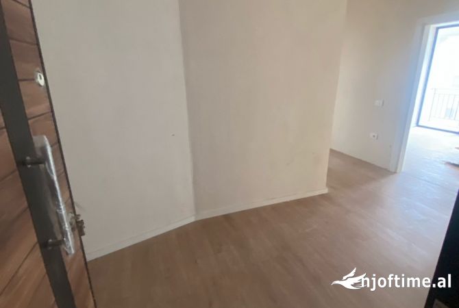 Shtepi ne shitje Apartament ne Tirane, 2+1, Mobilimi Bosh, pa mobiluar, Pagesa 150,000  Euro.