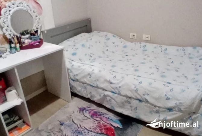 Shtepi ne shitje Apartament ne Tirane, 3+1, Mobilimi E mobiluar, Pagesa 168,000  Euro.
