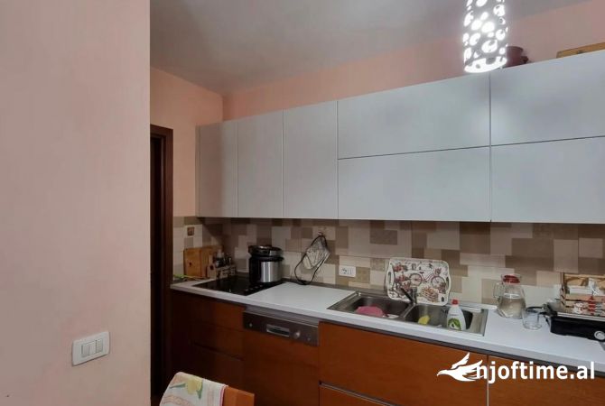 Shtepi me qera Apartament ne Tirane, 2+1, Mobilimi E mobiluar, Pagesa 500  Euro.