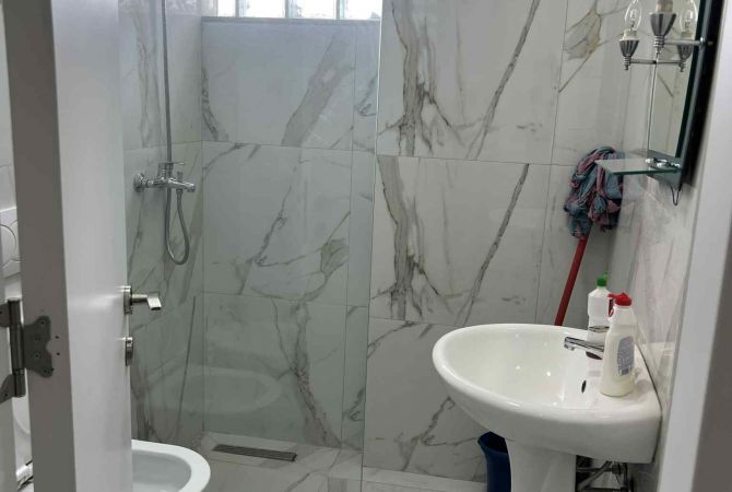 Shtepi me qera Apartament ne Tirane, 1+1, Mobilimi E mobiluar, Pagesa 40,000  Leke.