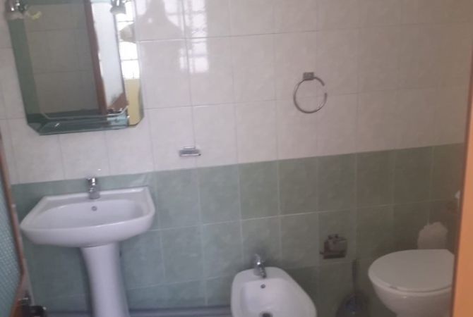 Shtepi me qera Apartament ne Tirane, 2+1, Mobilimi E mobiluar, Pagesa 58,000  Leke.