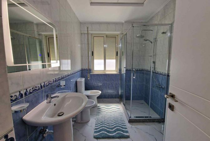 Shtepi me qera Apartament ne Tirane, 2+1, Mobilimi E mobiluar, Pagesa 80,000  Leke.