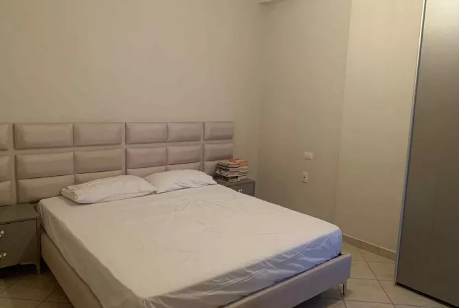 Shtepi me qera Apartament ne Tirane, 2+1, Mobilimi E mobiluar, Pagesa 55,000  Leke.