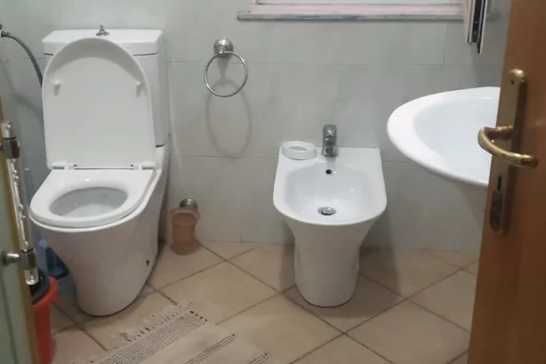 Shtepi me qera Apartament ne Tirane, 2+1, Mobilimi E mobiluar, Pagesa 50,000  Leke.