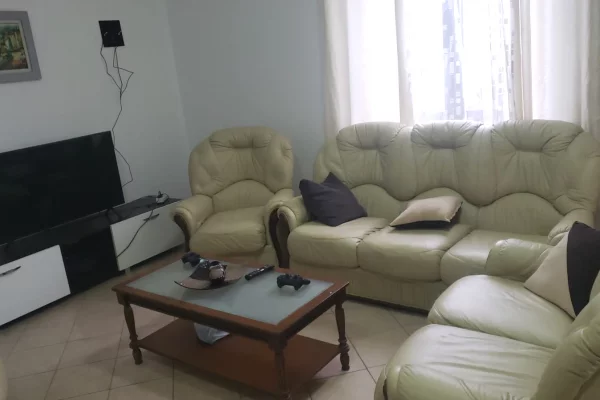 Shtepi me qera 2+1 ne Tirane - 50,000 Leke