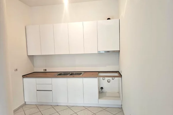 Shtepi me qera 1+1 ne Tirane - 30,000 Leke