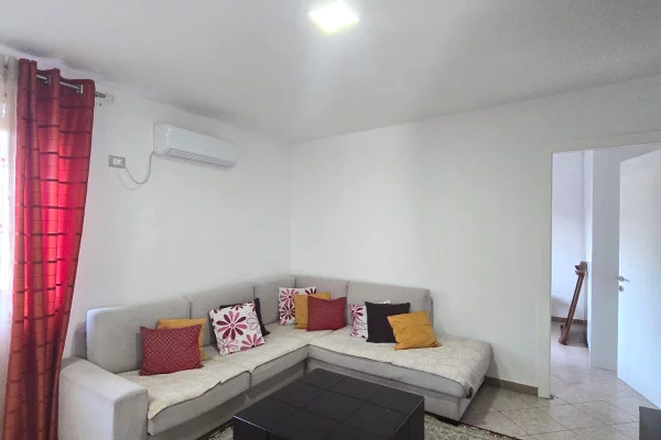 Shtepi me qera 2+1 ne Tirane - 700 Euro