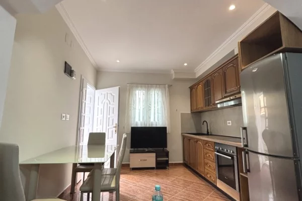 Shtepi me qera Shtepi Private ne Tirane, 1+1, Mobilimi E mobiluar, Pagesa 45,000  Leke.