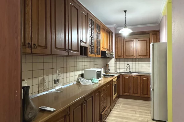 Shtepi me qera Apartament ne Tirane, 2+1, Mobilimi E mobiluar, Pagesa 550  Euro.