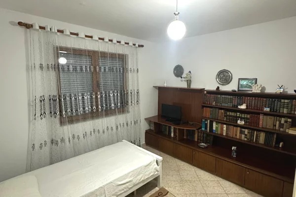 Shtepi me qera Apartament ne Tirane, 2+1, Mobilimi E mobiluar, Pagesa 50,000  Leke.