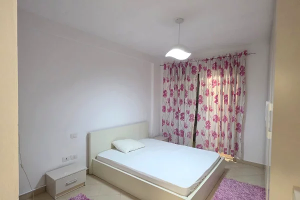 Shtepi me qera Apartament ne Tirane, 2+1, Mobilimi E mobiluar, Pagesa 50,000  Leke.