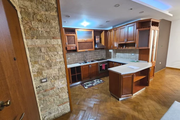 Shtepi me qera Apartament ne Tirane, 3+1, Mobilimi E mobiluar, Pagesa 70,000  Leke.