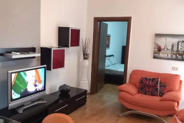 Shtepi me qera Apartament ne Tirane, 1+1, Mobilimi E mobiluar, Pagesa 600  Euro.