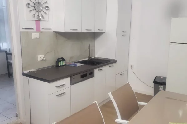 Shtepi me qera Apartament ne Tirane, 2+1, Mobilimi E mobiluar, Pagesa 50,000  Leke.