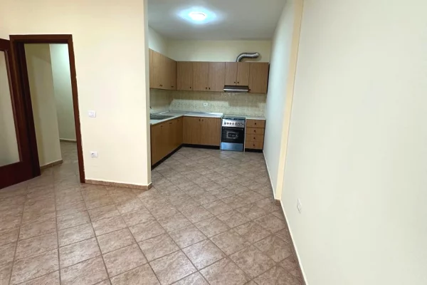 Shtepi me qera Apartament ne Tirane, 2+1, Mobilimi Bosh, pa mobiluar, Pagesa 65,000  Leke.