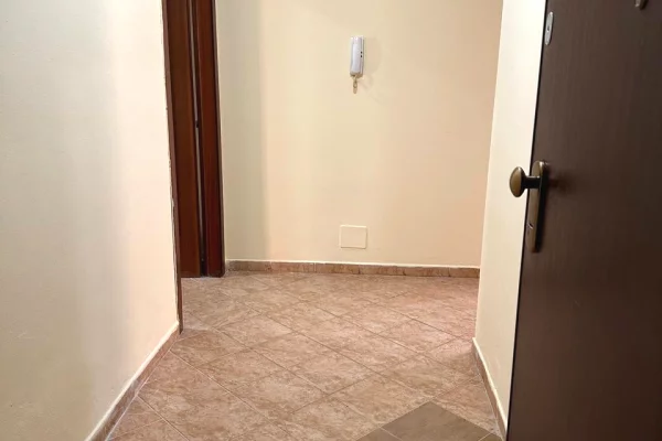 Shtepi me qera Apartament ne Tirane, 2+1, Mobilimi Bosh, pa mobiluar, Pagesa 65,000  Leke.