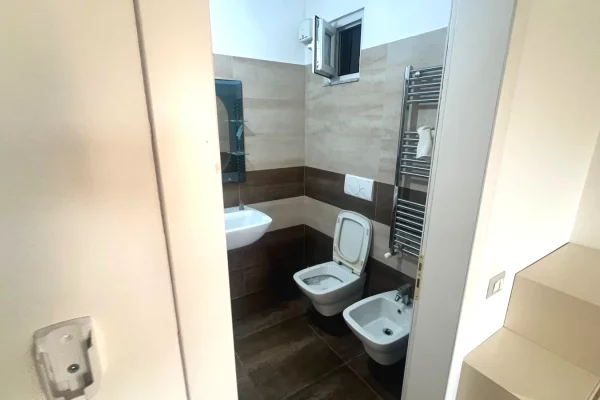 Shtepi me qera Apartament ne Tirane, 2+1, Mobilimi E mobiluar, Pagesa 55,000  Leke.