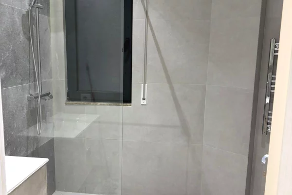 Shtepi me qera Apartament ne Tirane, 2+1, Mobilimi Bosh, pa mobiluar, Pagesa 1,000  Euro.