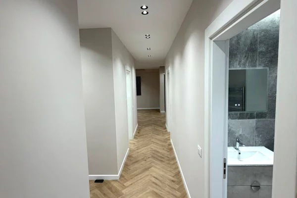 Shtepi me qera Apartament ne Tirane, 2+1, Mobilimi Bosh, pa mobiluar, Pagesa 1,000  Euro.