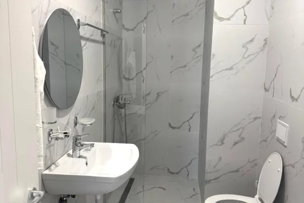 Shtepi me qera Apartament ne Tirane, 3+1, Mobilimi E mobiluar, Pagesa 1,900  Euro.