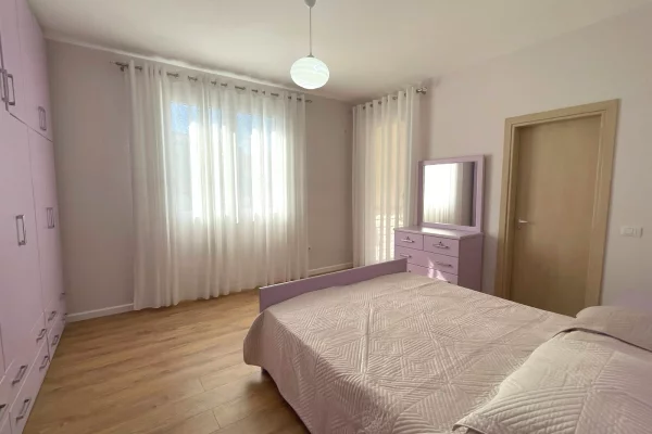 Shtepi me qera Apartament ne Tirane, 2+1, Mobilimi E mobiluar, Pagesa 800  Euro.