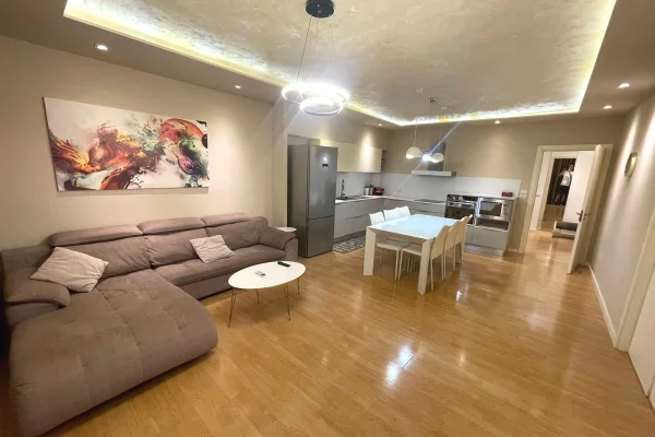 Shtepi me qera 2+1 ne Tirane - 1,000 Euro