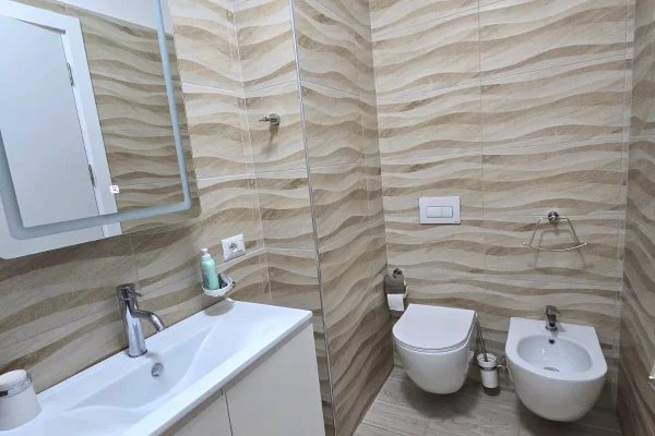 Shtepi me qera Apartament ne Tirane, 2+1, Mobilimi E mobiluar, Pagesa 65,000  Leke.