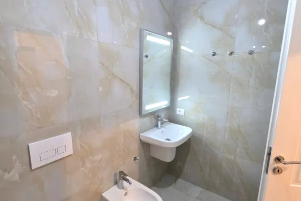 Shtepi me qera Apartament ne Tirane, 1+1, Mobilimi Pjeserisht e mobiluar, Pagesa 35,000  Leke.