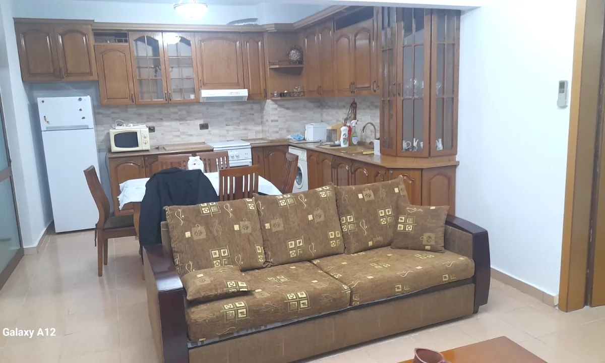 Shtepi me qera Apartament ne Tirane, 2+1, Mobilimi E mobiluar, Pagesa 50,000  Leke.