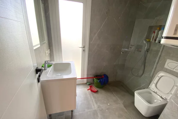 Shtepi me qera Apartament ne Tirane, 2+1, Mobilimi E mobiluar, Pagesa 1,300  Euro.