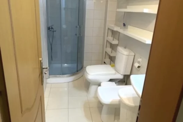 Shtepi me qera Apartament ne Tirane, 2+1, Mobilimi E mobiluar, Pagesa 55,000  Leke.