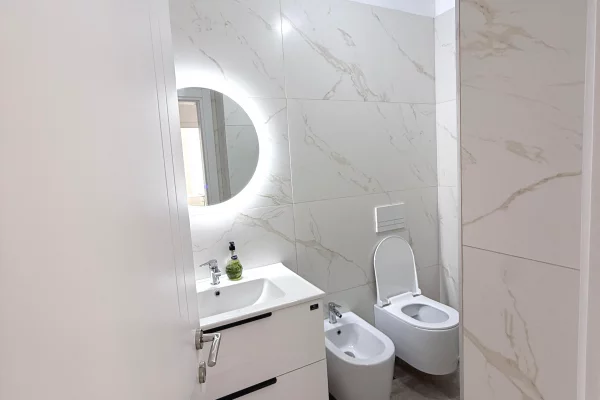 Shtepi me qera Apartament ne Tirane, 2+1, Mobilimi E mobiluar, Pagesa 65,000  Leke.