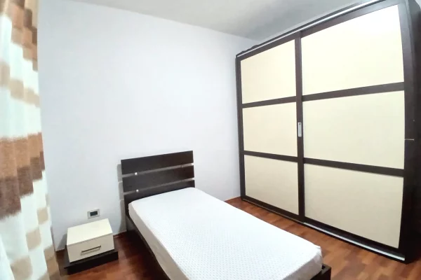 Shtepi me qera Apartament ne Tirane, 2+1, Mobilimi E mobiluar, Pagesa 50,000  Leke.