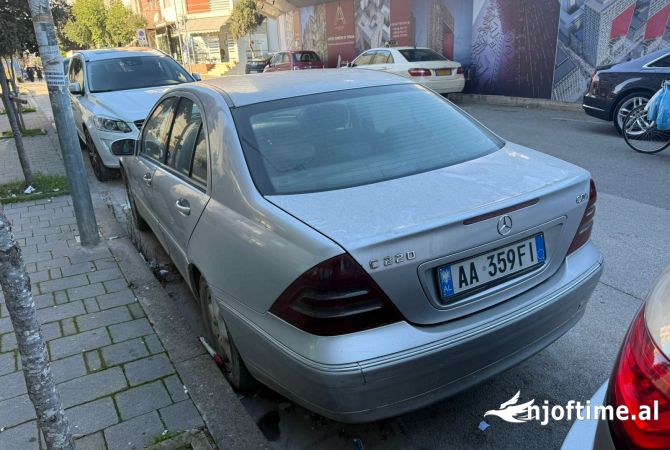 Makina ne shitje ne Tirane - 2,000 Euro