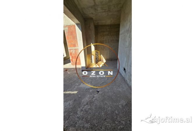 Shtepi ne shitje Duplex(shtepi me 2 kate) ne Tirane, 4+1, Mobilimi Bosh, pa mobiluar, Pagesa 495,000  Euro.