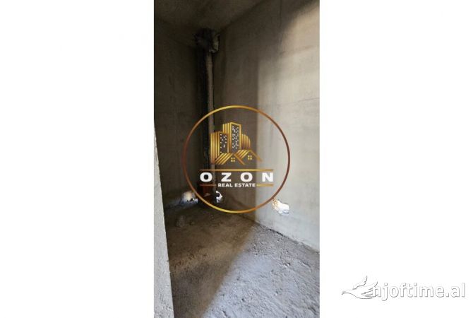 Shtepi ne shitje Duplex(shtepi me 2 kate) ne Tirane, 4+1, Mobilimi Bosh, pa mobiluar, Pagesa 495,000  Euro.