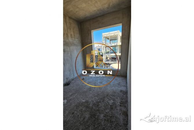 Shtepi ne shitje Duplex(shtepi me 2 kate) ne Tirane, 4+1, Mobilimi Bosh, pa mobiluar, Pagesa 495,000  Euro.