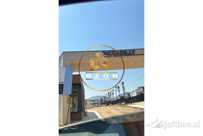 Shtepi ne shitje Duplex(shtepi me 2 kate) ne Tirane, 4+1, Mobilimi Bosh, pa mobiluar, Pagesa 495,000  Euro.