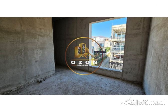 Shtepi ne shitje Duplex(shtepi me 2 kate) ne Tirane, 4+1, Mobilimi Bosh, pa mobiluar, Pagesa 495,000  Euro.