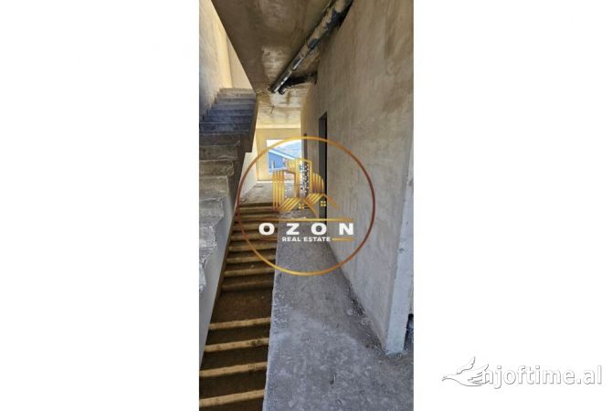 Shtepi ne shitje Duplex(shtepi me 2 kate) ne Tirane, 4+1, Mobilimi Bosh, pa mobiluar, Pagesa 495,000  Euro.