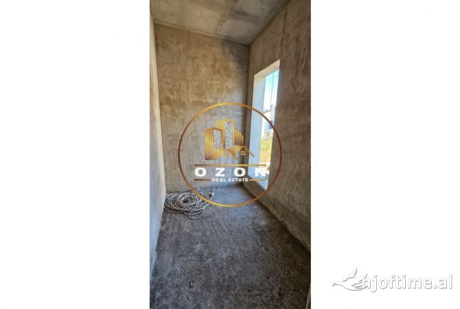 Shtepi ne shitje Duplex(shtepi me 2 kate) ne Tirane, 4+1, Mobilimi Bosh, pa mobiluar, Pagesa 495,000  Euro.