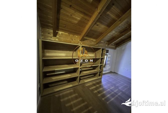 Shtepi me qera Vila Luksoze ne Tirane, 3+1, Mobilimi E mobiluar, Pagesa 3,000  Euro.