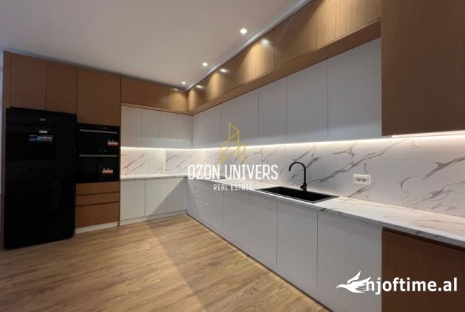 Shtepi me qera Vila Luksoze ne Tirane, 3+1, Mobilimi E mobiluar, Pagesa 3,000  Euro.