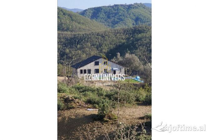 Truall ose Toke  ne Tirane - 400,000 Euro