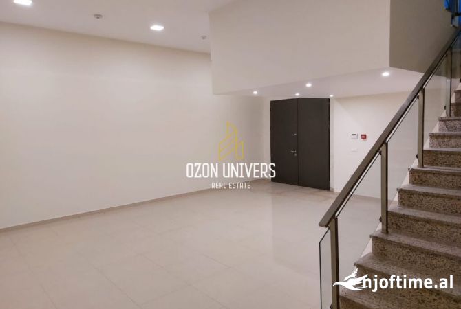 Shitet Godine Tre Kateshe me Funksion Sherbimi ne Portoromano, Durres